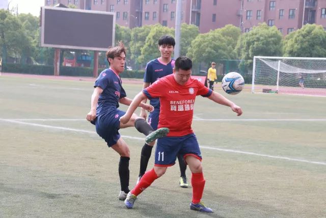 乌兹代表团造访罗马训练基地 穆帅身着传统服饰欢迎